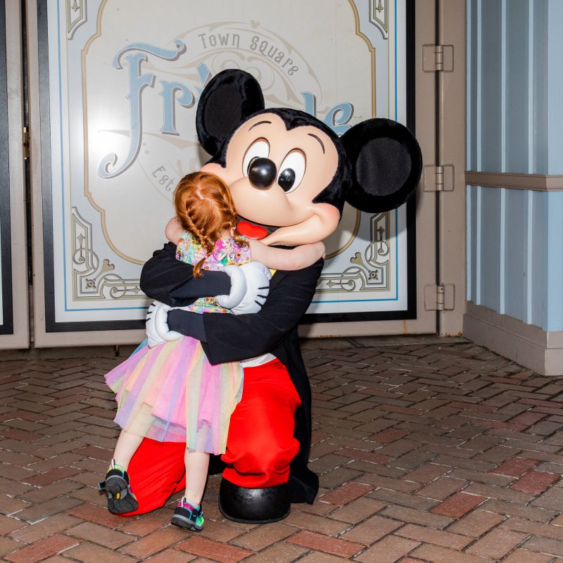 People Are Just Discovering What The 'Disney Hug Rule' Means At Theme Parks Worldwide 2 1750038775627