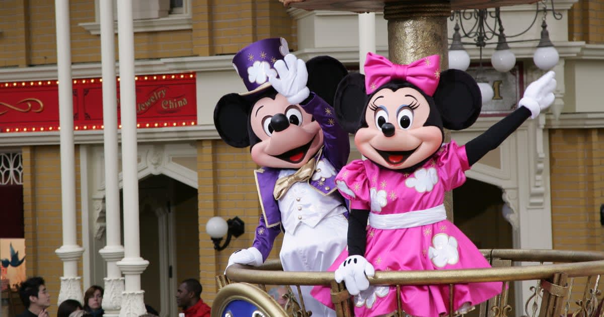 People Are Just Discovering What The 'Disney Hug Rule' Means At Theme Parks Worldwide 5 9e9db4ac 026f 4e4e a541 7e9f3c887a78