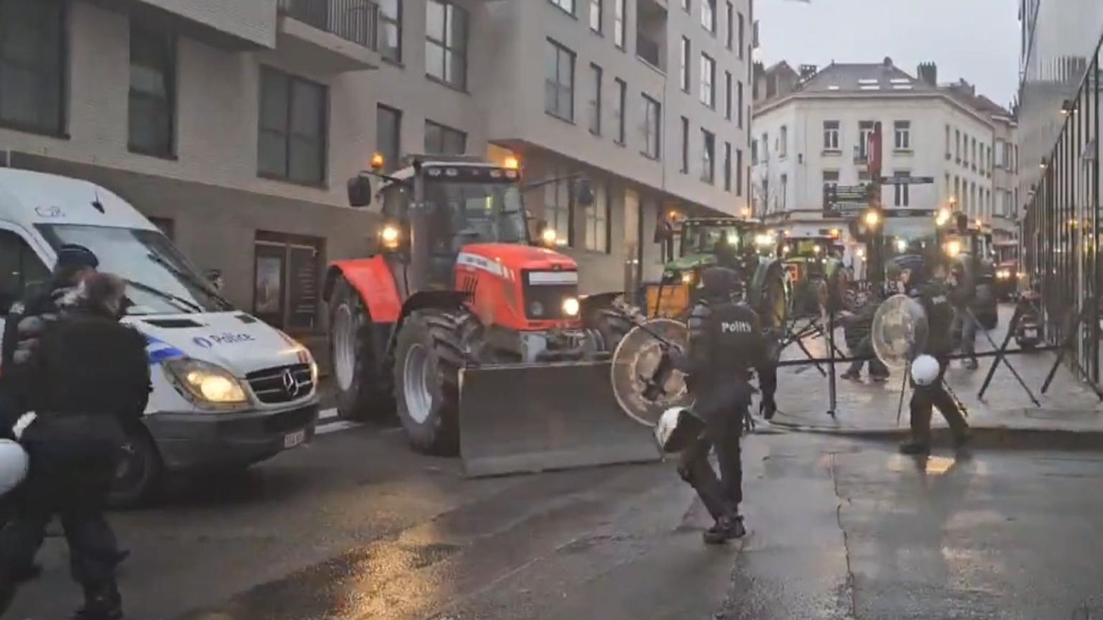Farmers' Manure Protest Divides Opinion in France 2 farmers protest brussels 6469823
