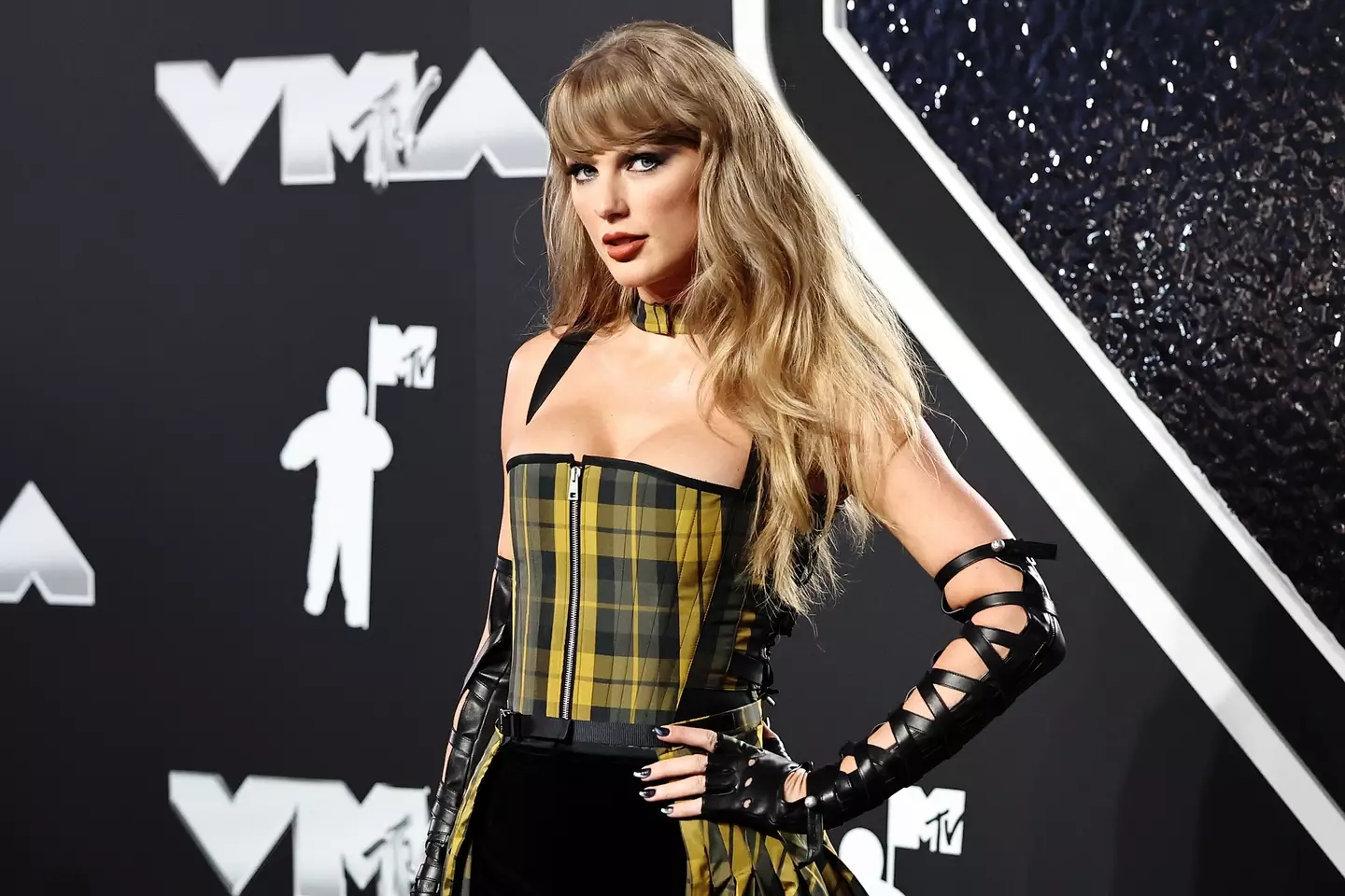 Man Buys Signed Taylor Swift Guitar At Auction And Immediately Destroys It 4 resize 1 1